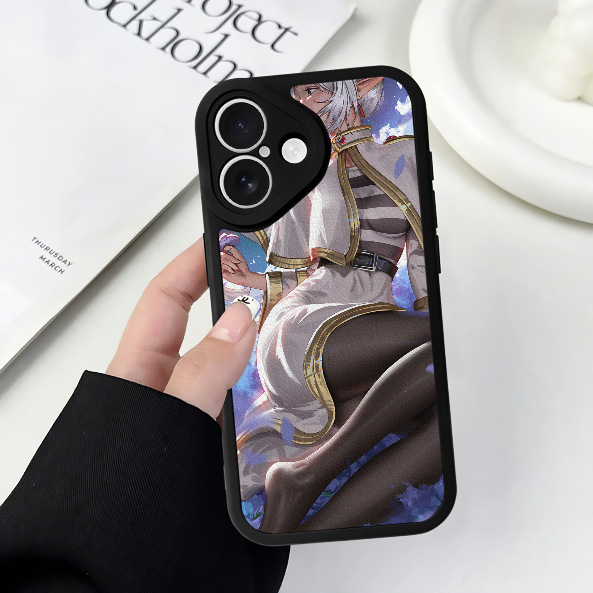 （画像用） 葬送のフリーレン Frieren 【iPhone 16シリーズ対応】シリコンスマホケース（レザー調） 材質：シリコン